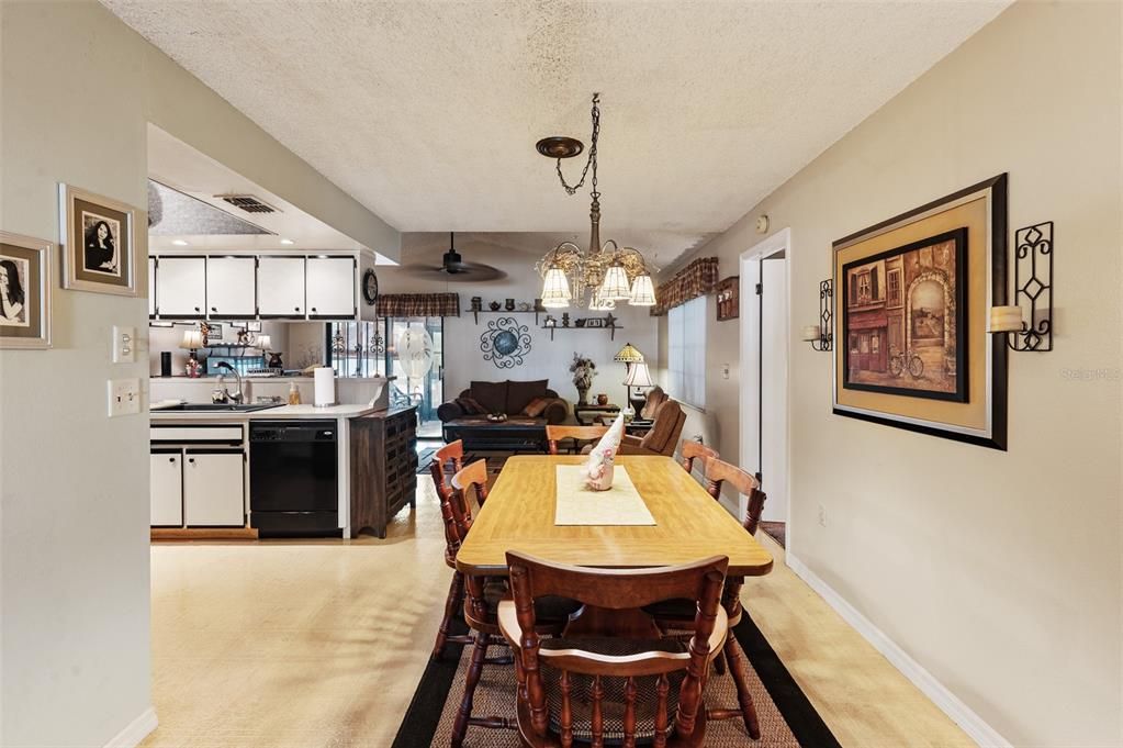 合同活跃: $279,900 (3 贝兹, 2 浴室, 1493 平方英尺)