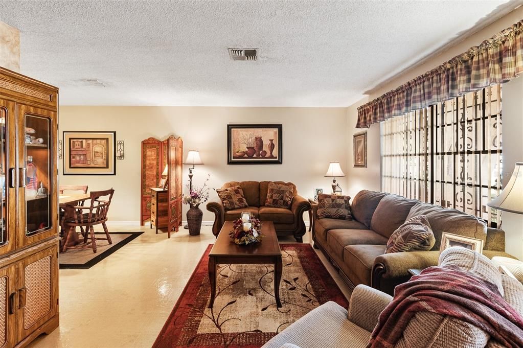 合同活跃: $279,900 (3 贝兹, 2 浴室, 1493 平方英尺)