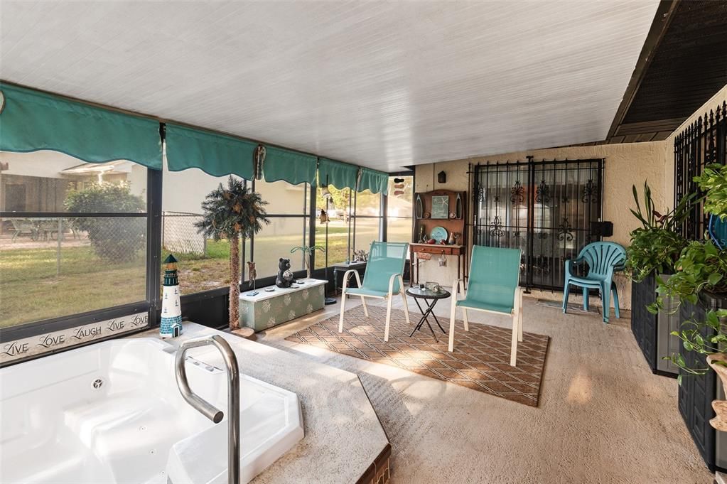 合同活跃: $279,900 (3 贝兹, 2 浴室, 1493 平方英尺)