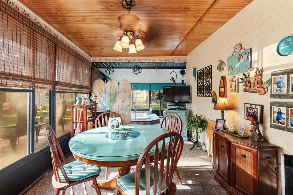 合同活跃: $279,900 (3 贝兹, 2 浴室, 1493 平方英尺)