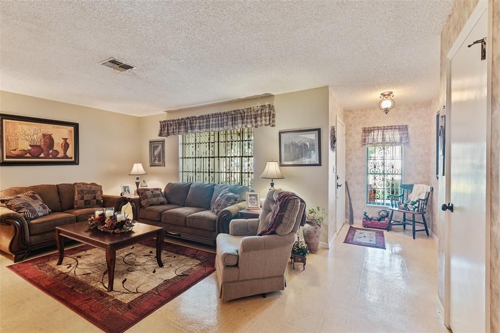 合同活跃: $279,900 (3 贝兹, 2 浴室, 1493 平方英尺)