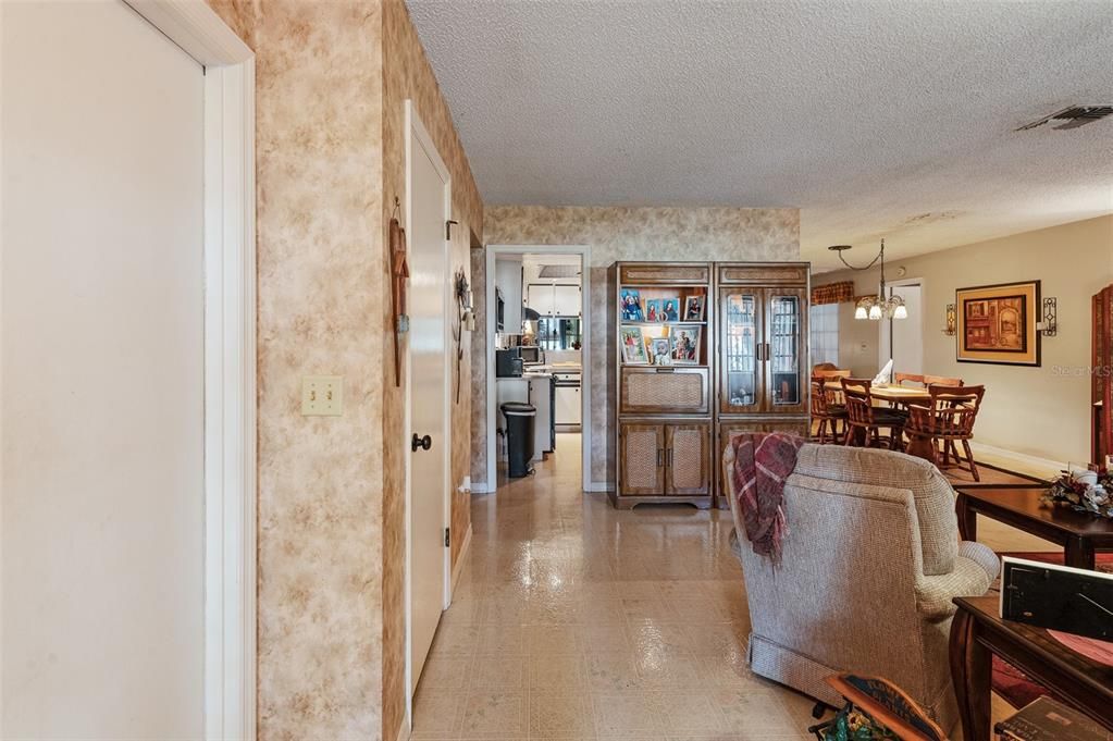 合同活跃: $279,900 (3 贝兹, 2 浴室, 1493 平方英尺)