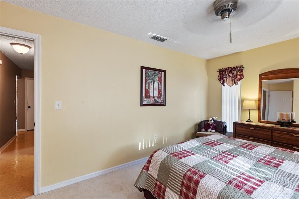 合同活跃: $279,900 (3 贝兹, 2 浴室, 1493 平方英尺)