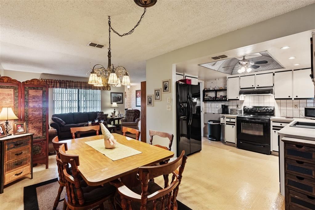 合同活跃: $279,900 (3 贝兹, 2 浴室, 1493 平方英尺)