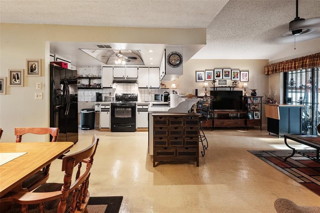 合同活跃: $279,900 (3 贝兹, 2 浴室, 1493 平方英尺)