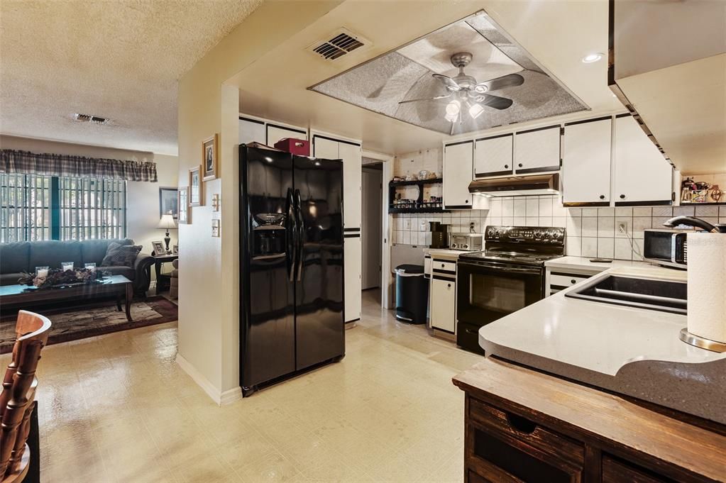 合同活跃: $279,900 (3 贝兹, 2 浴室, 1493 平方英尺)