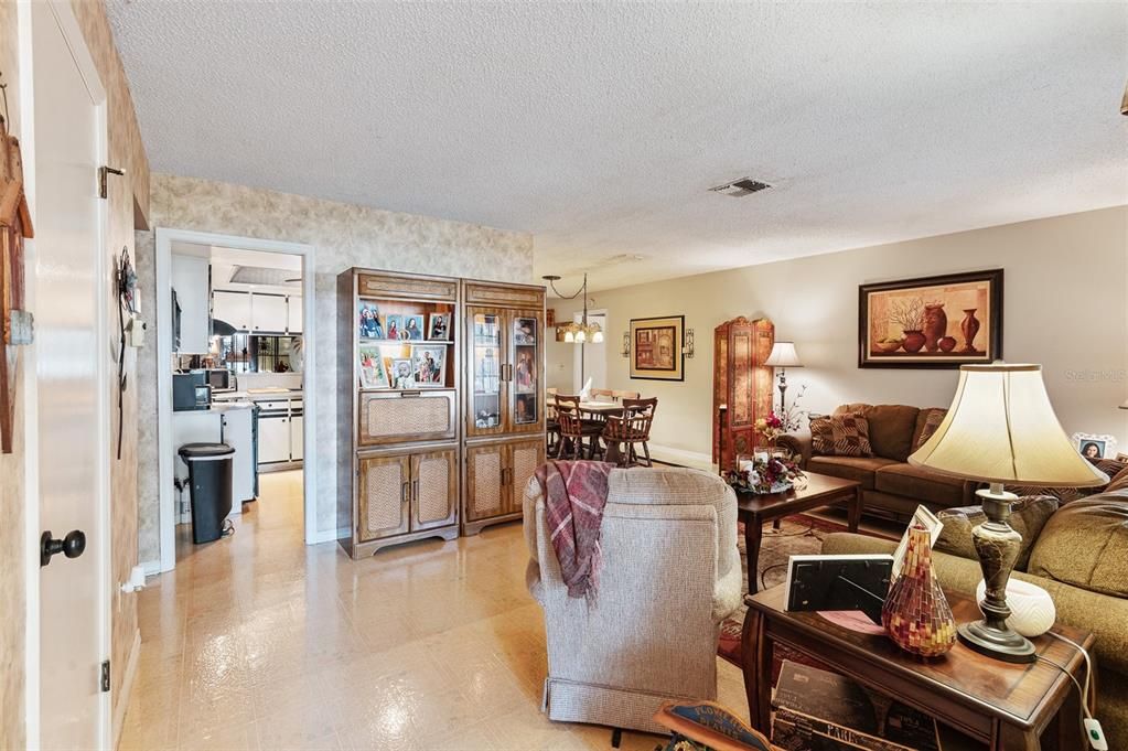 合同活跃: $279,900 (3 贝兹, 2 浴室, 1493 平方英尺)