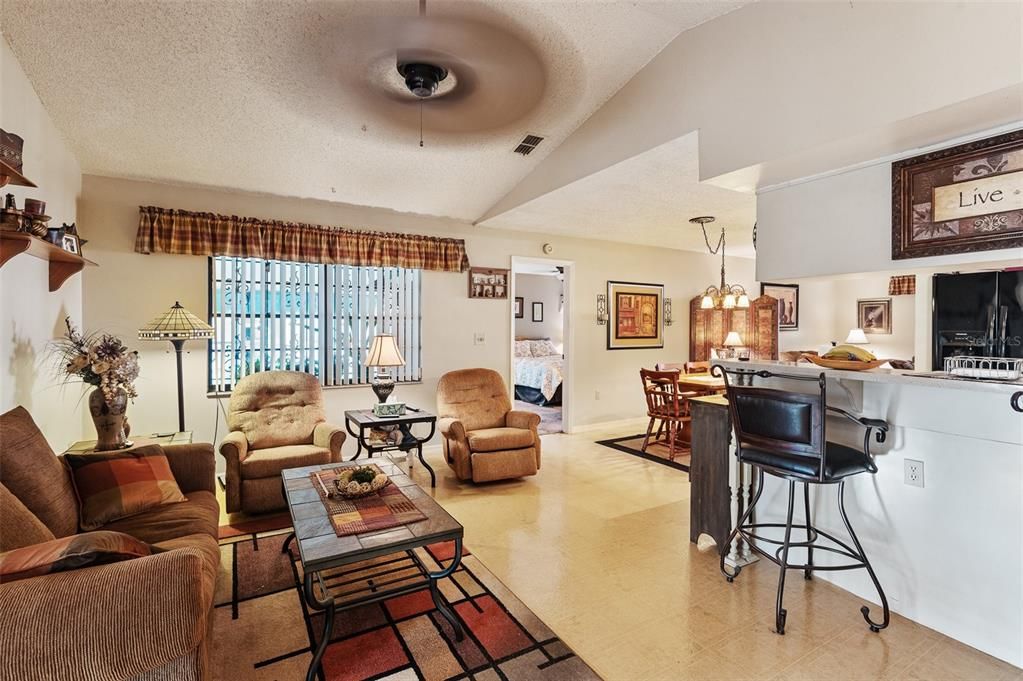 合同活跃: $279,900 (3 贝兹, 2 浴室, 1493 平方英尺)