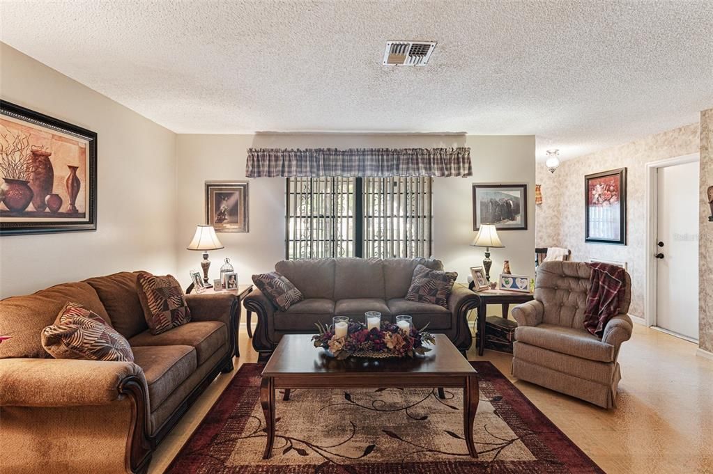 合同活跃: $279,900 (3 贝兹, 2 浴室, 1493 平方英尺)