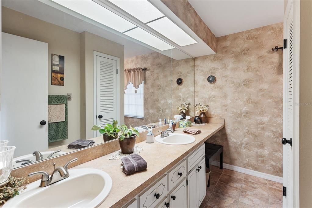 合同活跃: $279,900 (3 贝兹, 2 浴室, 1493 平方英尺)