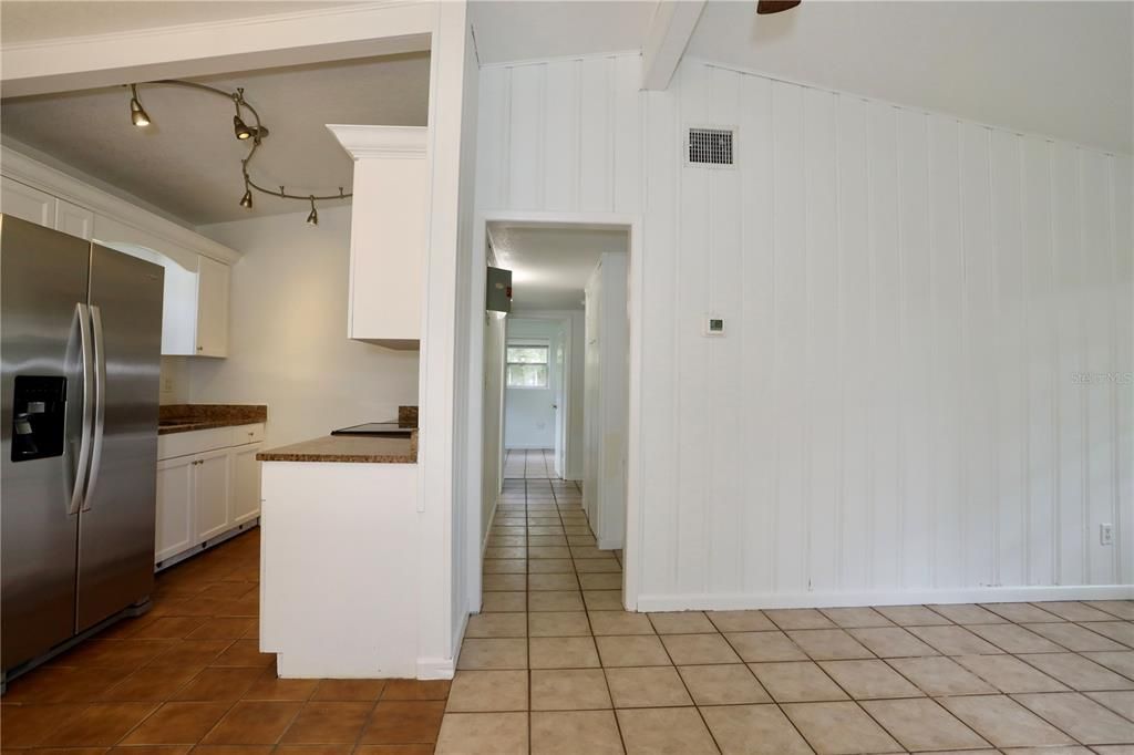 合同活跃: $199,900 (3 贝兹, 1 浴室, 912 平方英尺)