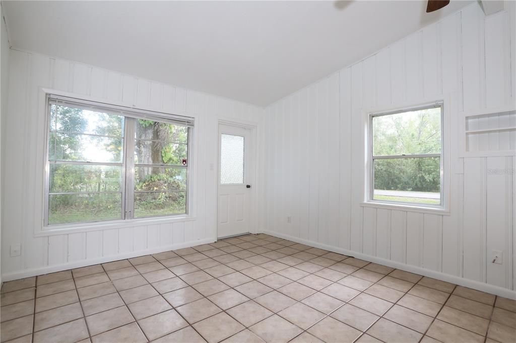 合同活跃: $199,900 (3 贝兹, 1 浴室, 912 平方英尺)