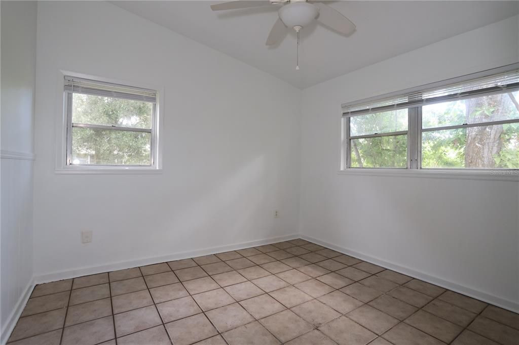 合同活跃: $199,900 (3 贝兹, 1 浴室, 912 平方英尺)