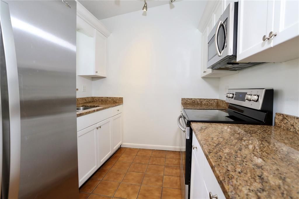 合同活跃: $199,900 (3 贝兹, 1 浴室, 912 平方英尺)