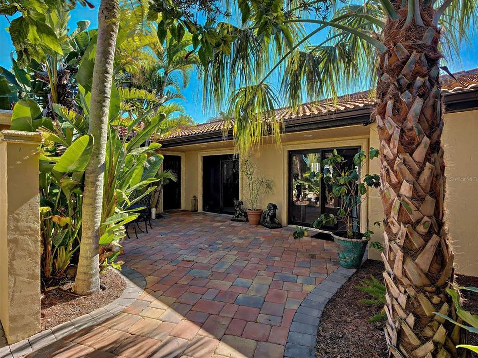 For Sale: $1,450,000 (4 beds, 3 baths, 3700 Square Feet)