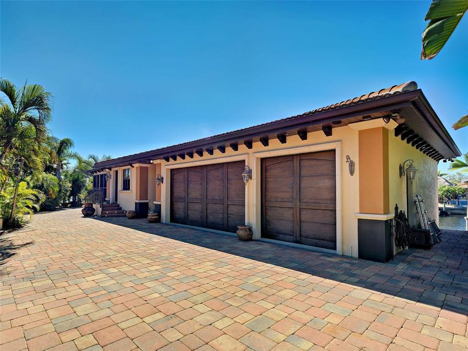 For Sale: $1,450,000 (4 beds, 3 baths, 3700 Square Feet)