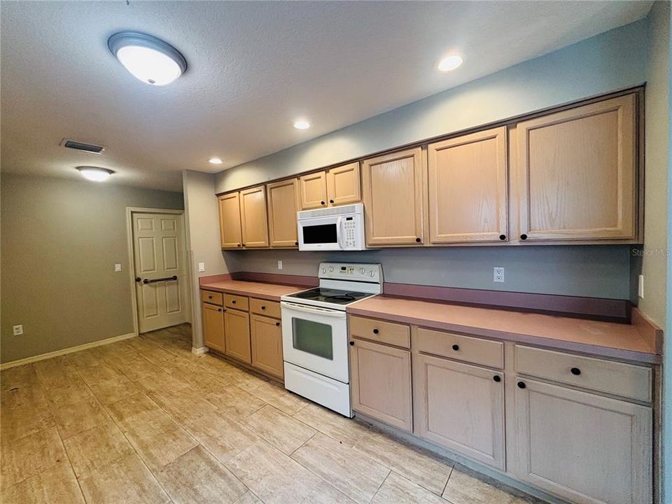 For Rent: $1,895 (3 beds, 2 baths, 1797 Square Feet)