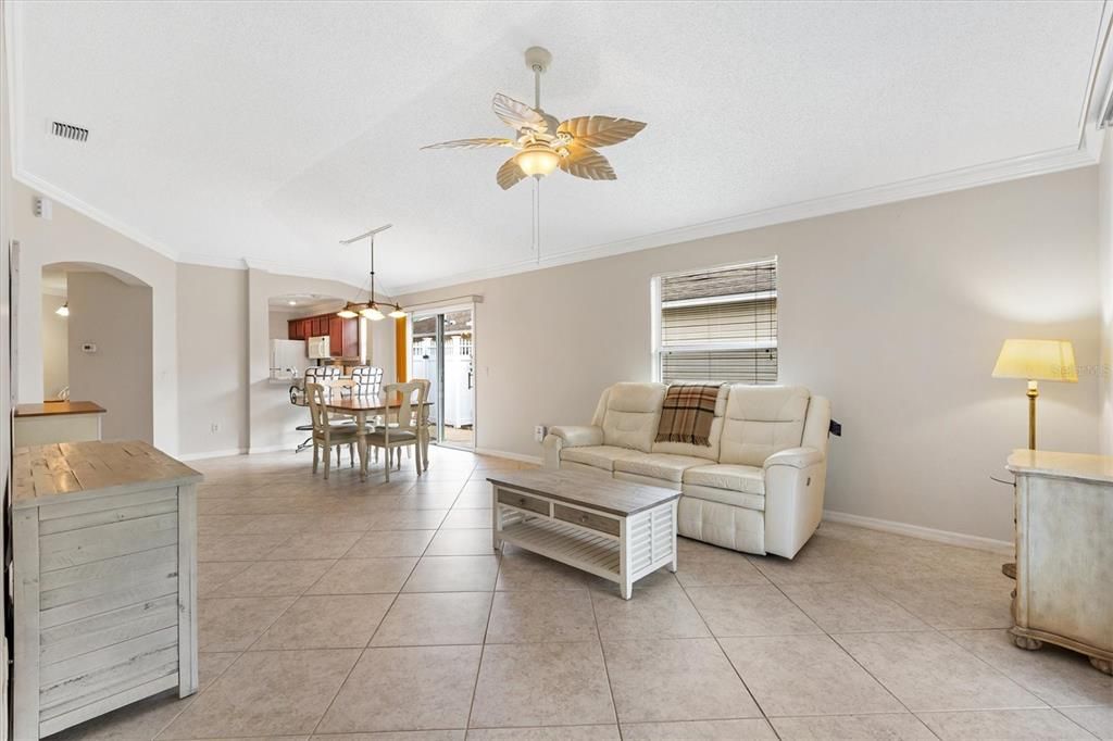 待售: $294,000 (2 贝兹, 2 浴室, 1182 平方英尺)