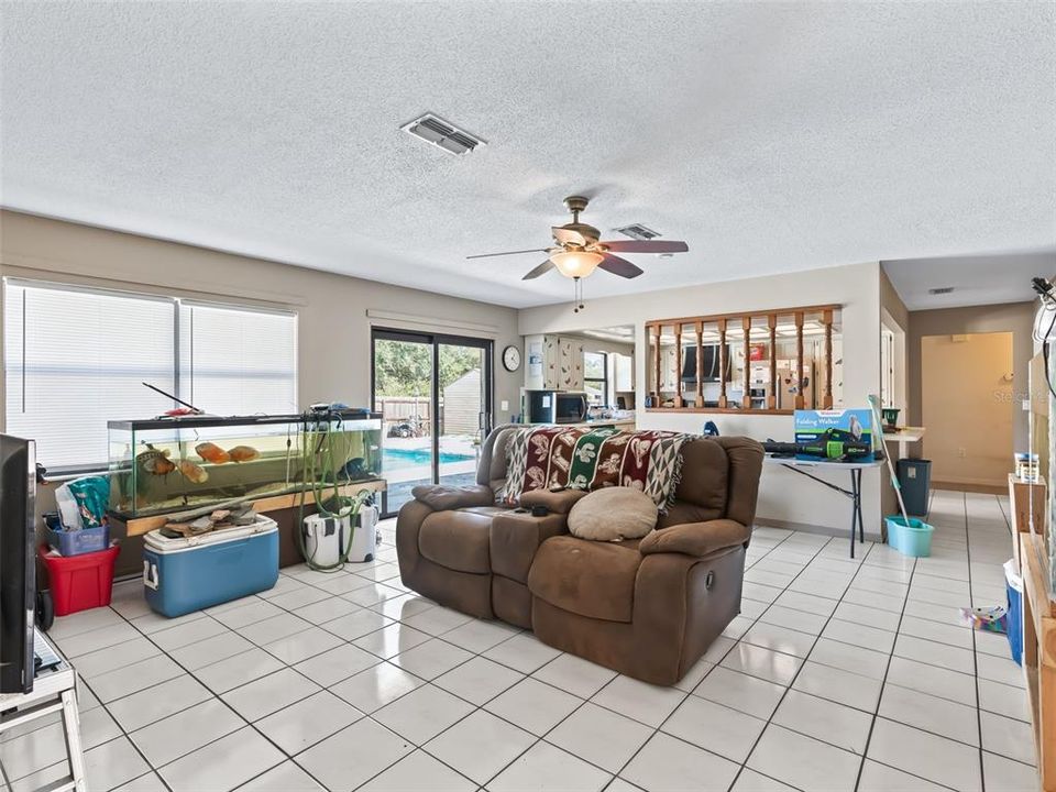 合同活跃: $275,000 (4 贝兹, 2 浴室, 2356 平方英尺)