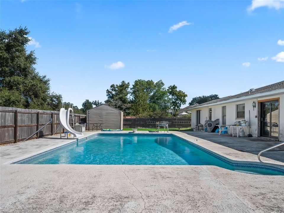 合同活跃: $275,000 (4 贝兹, 2 浴室, 2356 平方英尺)