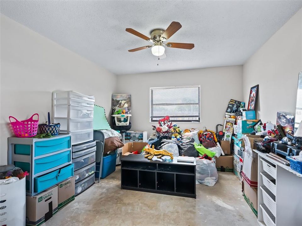 合同活跃: $275,000 (4 贝兹, 2 浴室, 2356 平方英尺)