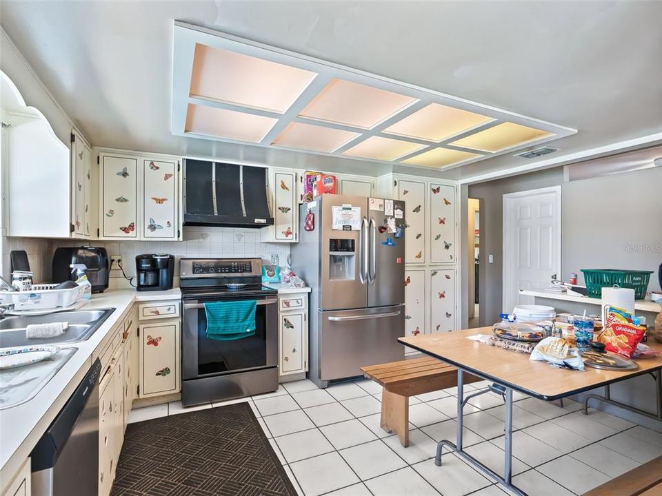 合同活跃: $275,000 (4 贝兹, 2 浴室, 2356 平方英尺)