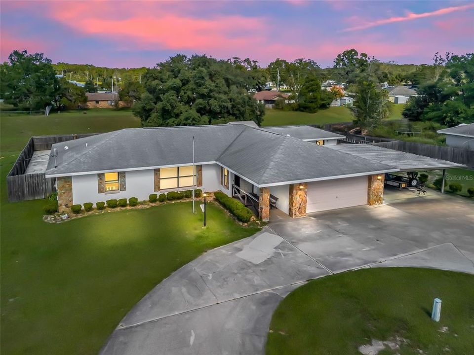 合同活跃: $275,000 (4 贝兹, 2 浴室, 2356 平方英尺)