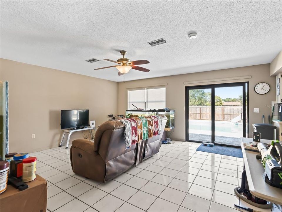 合同活跃: $275,000 (4 贝兹, 2 浴室, 2356 平方英尺)