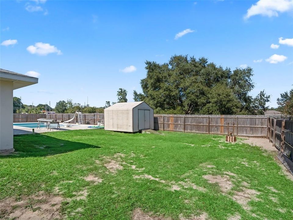 合同活跃: $275,000 (4 贝兹, 2 浴室, 2356 平方英尺)