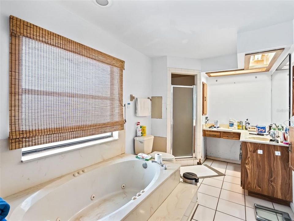 合同活跃: $275,000 (4 贝兹, 2 浴室, 2356 平方英尺)