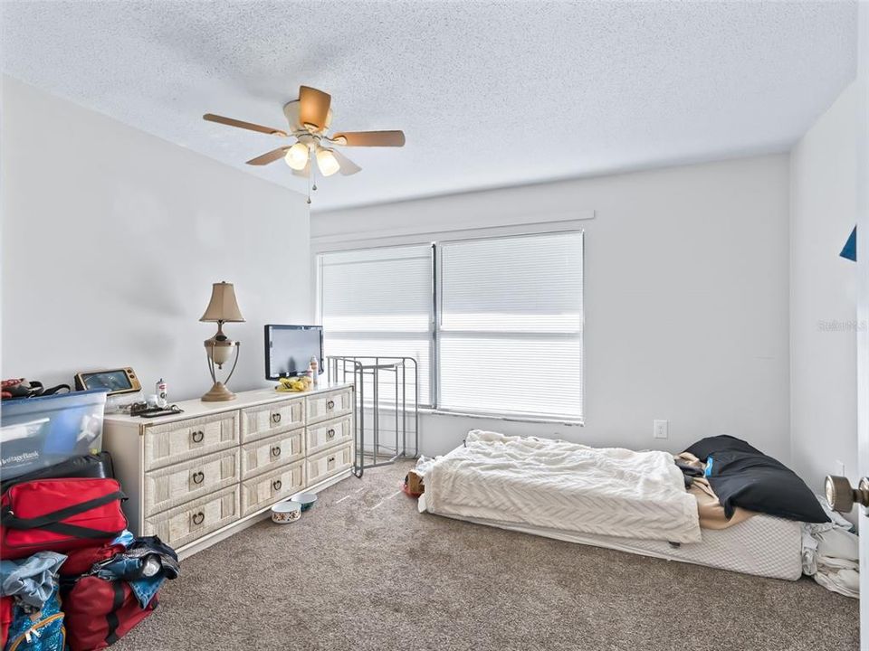 合同活跃: $275,000 (4 贝兹, 2 浴室, 2356 平方英尺)