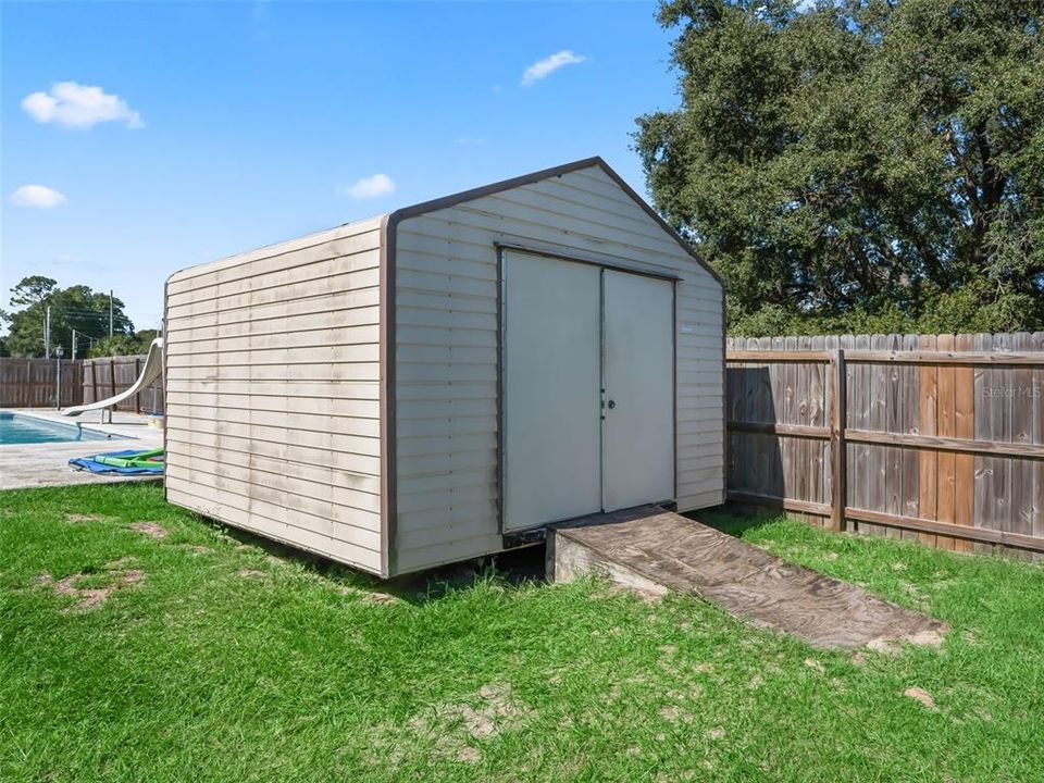 合同活跃: $275,000 (4 贝兹, 2 浴室, 2356 平方英尺)