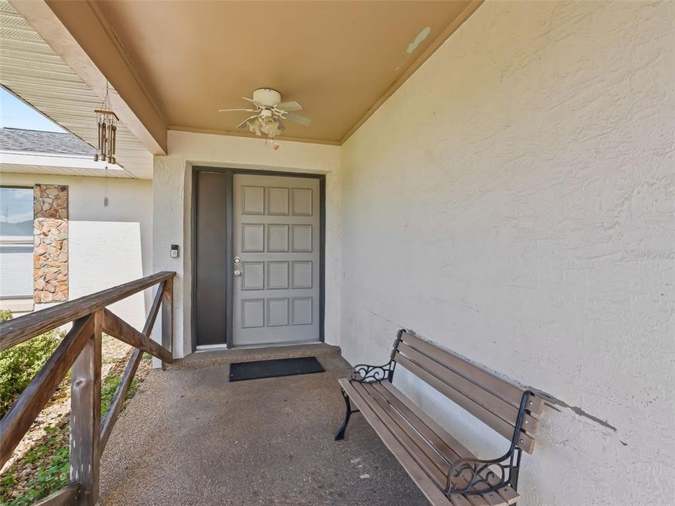 合同活跃: $275,000 (4 贝兹, 2 浴室, 2356 平方英尺)