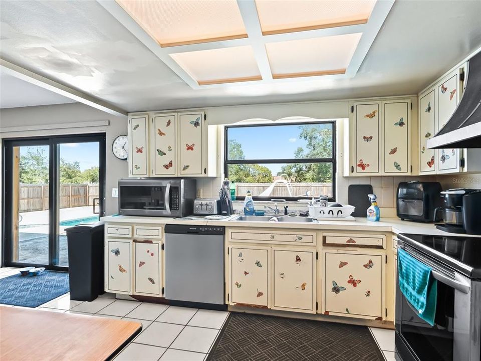 合同活跃: $275,000 (4 贝兹, 2 浴室, 2356 平方英尺)