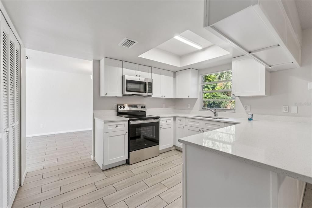 合同活跃: $285,000 (3 贝兹, 2 浴室, 1682 平方英尺)