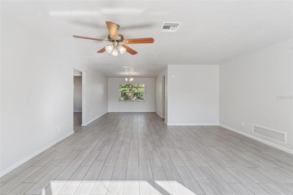 合同活跃: $285,000 (3 贝兹, 2 浴室, 1682 平方英尺)