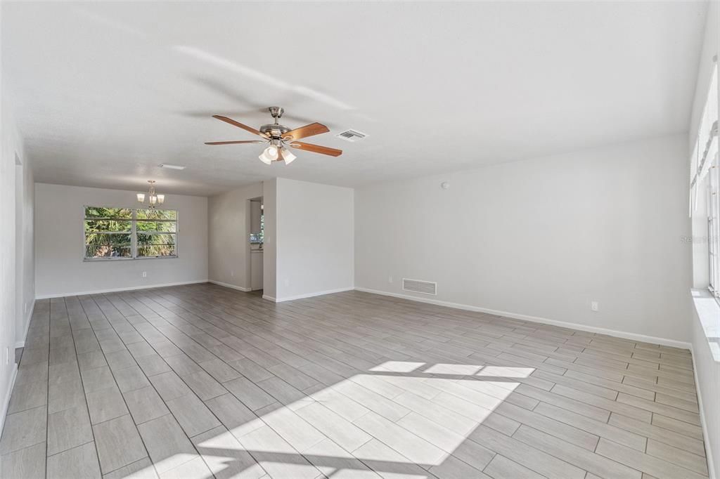 合同活跃: $285,000 (3 贝兹, 2 浴室, 1682 平方英尺)