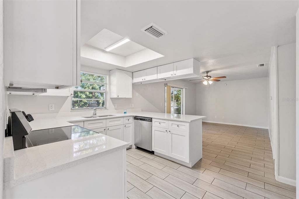 合同活跃: $285,000 (3 贝兹, 2 浴室, 1682 平方英尺)