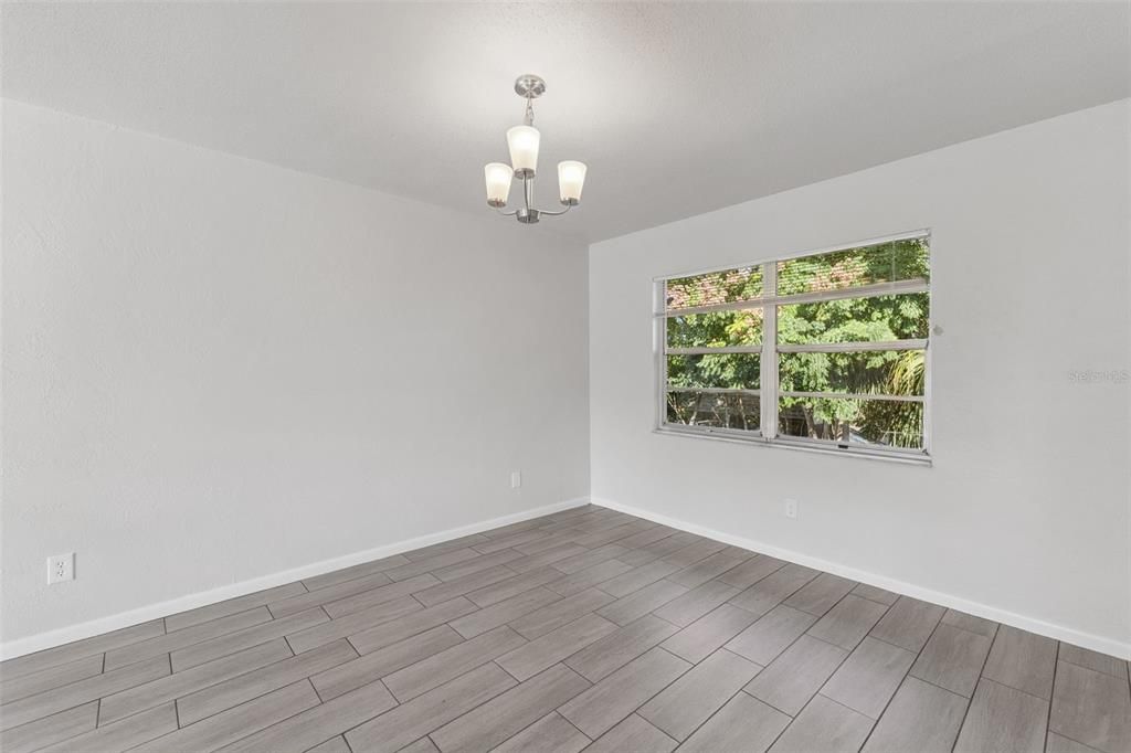 合同活跃: $285,000 (3 贝兹, 2 浴室, 1682 平方英尺)