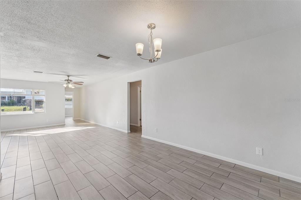 合同活跃: $285,000 (3 贝兹, 2 浴室, 1682 平方英尺)