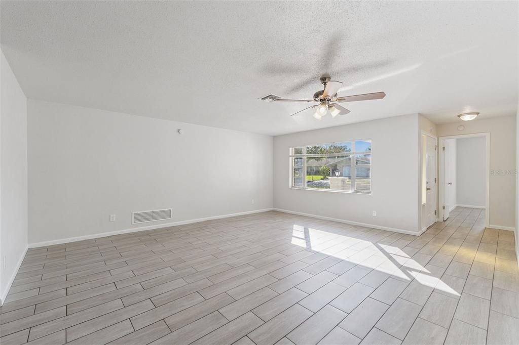 合同活跃: $285,000 (3 贝兹, 2 浴室, 1682 平方英尺)