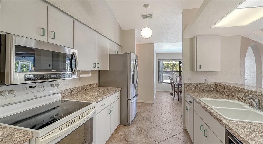 Под контрактом: $364,000 (3 спален, 2 ванн, 1871 Квадратных фут)