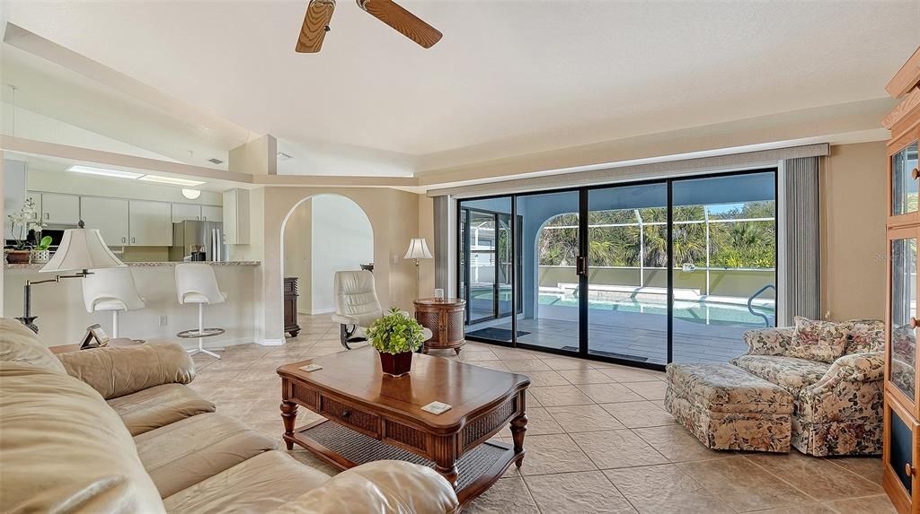 Под контрактом: $364,000 (3 спален, 2 ванн, 1871 Квадратных фут)