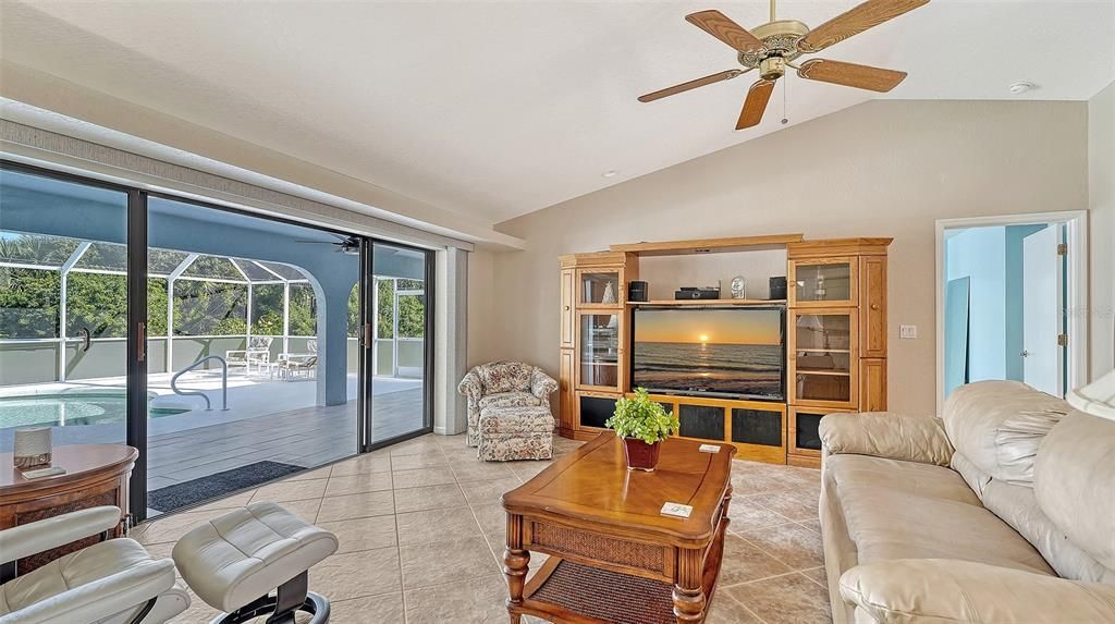 Под контрактом: $364,000 (3 спален, 2 ванн, 1871 Квадратных фут)