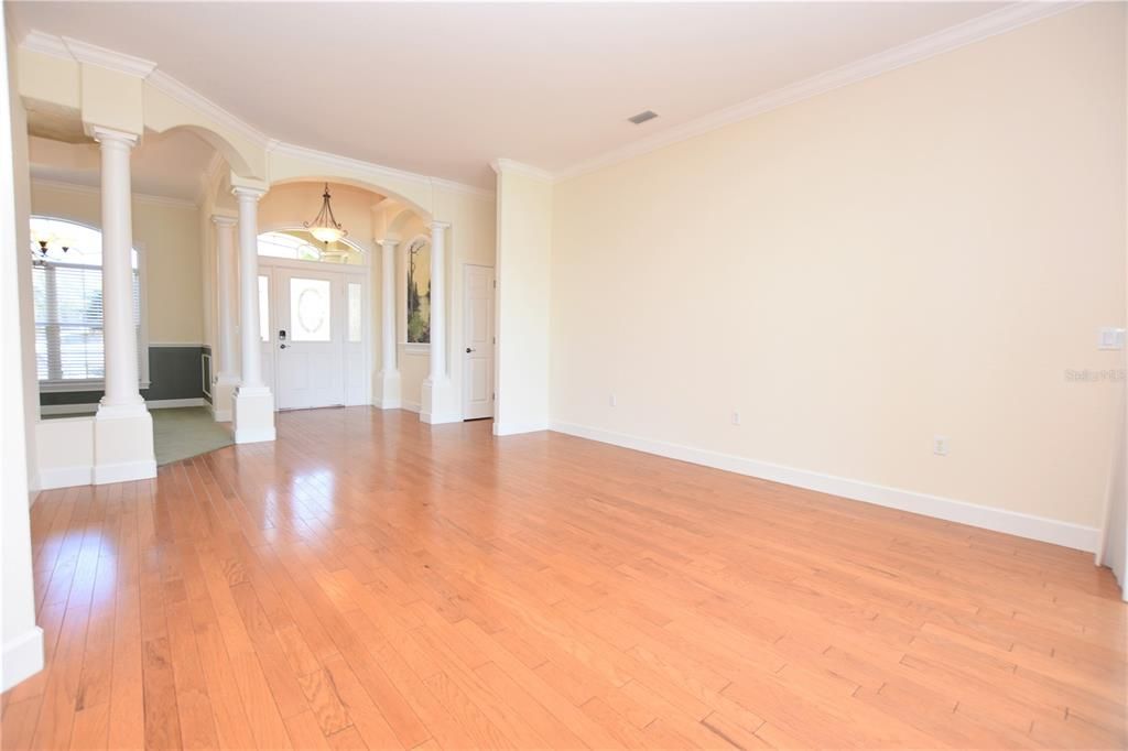 出租: $2,160 (3 贝兹, 2 浴室, 2115 平方英尺)