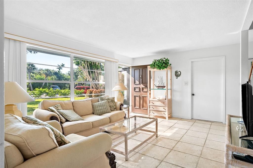 For Sale: $530,000 (2 beds, 1 baths, 1008 Square Feet)