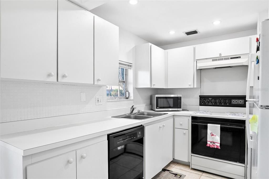 For Sale: $530,000 (2 beds, 1 baths, 1008 Square Feet)