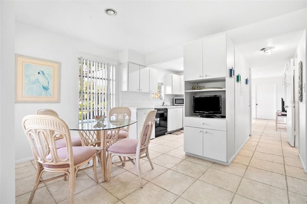 For Sale: $530,000 (2 beds, 1 baths, 1008 Square Feet)