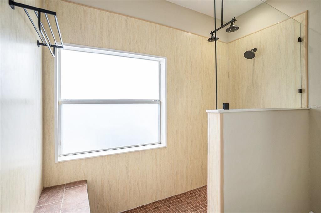 Под контрактом: $369,000 (3 спален, 2 ванн, 1840 Квадратных фут)