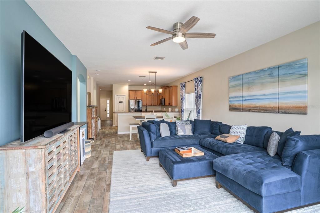 Под контрактом: $369,000 (3 спален, 2 ванн, 1840 Квадратных фут)